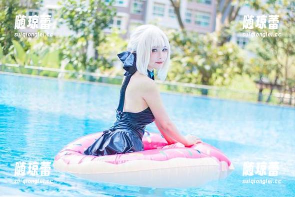 DiveintoKitkat Cosplay的泳衣图包，感受水波的每一次轻轻撩拨